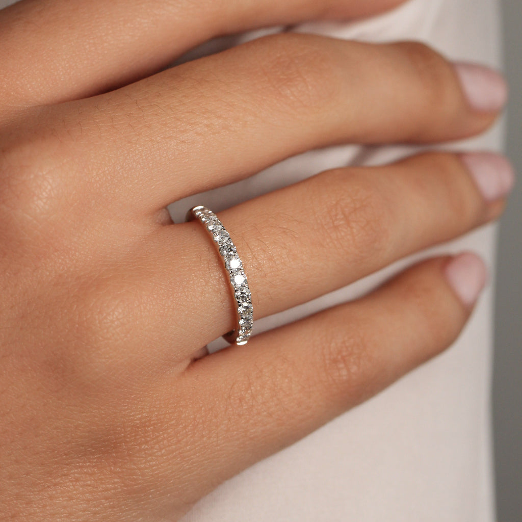 Media alianza de oro amarillo con diamantes