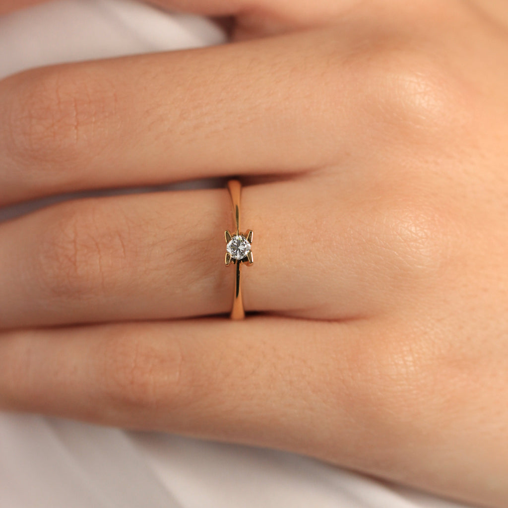 Anillo de oro amarillo 18k con diamante