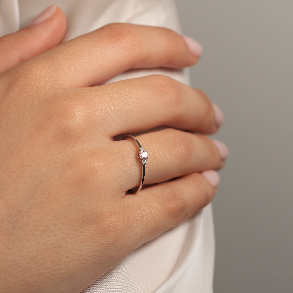 Anillo oro blanco cuarzo rosa