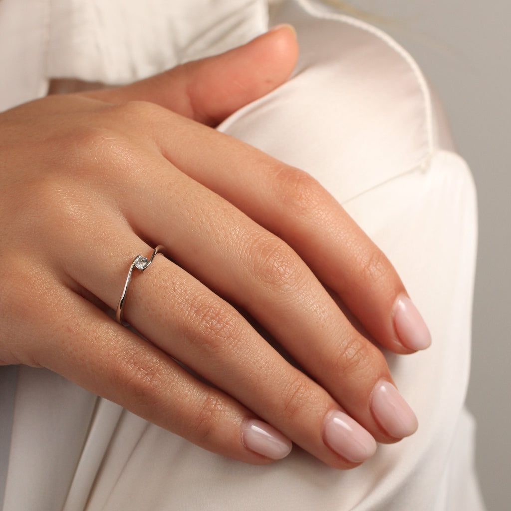 Anillo de oro blanco fina con brazo de cuchilla