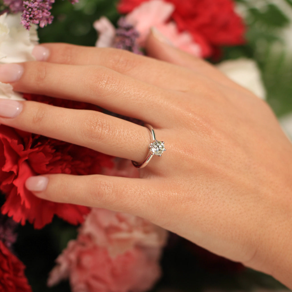 Anillo de pedida de mano con diamante de 1,06cts