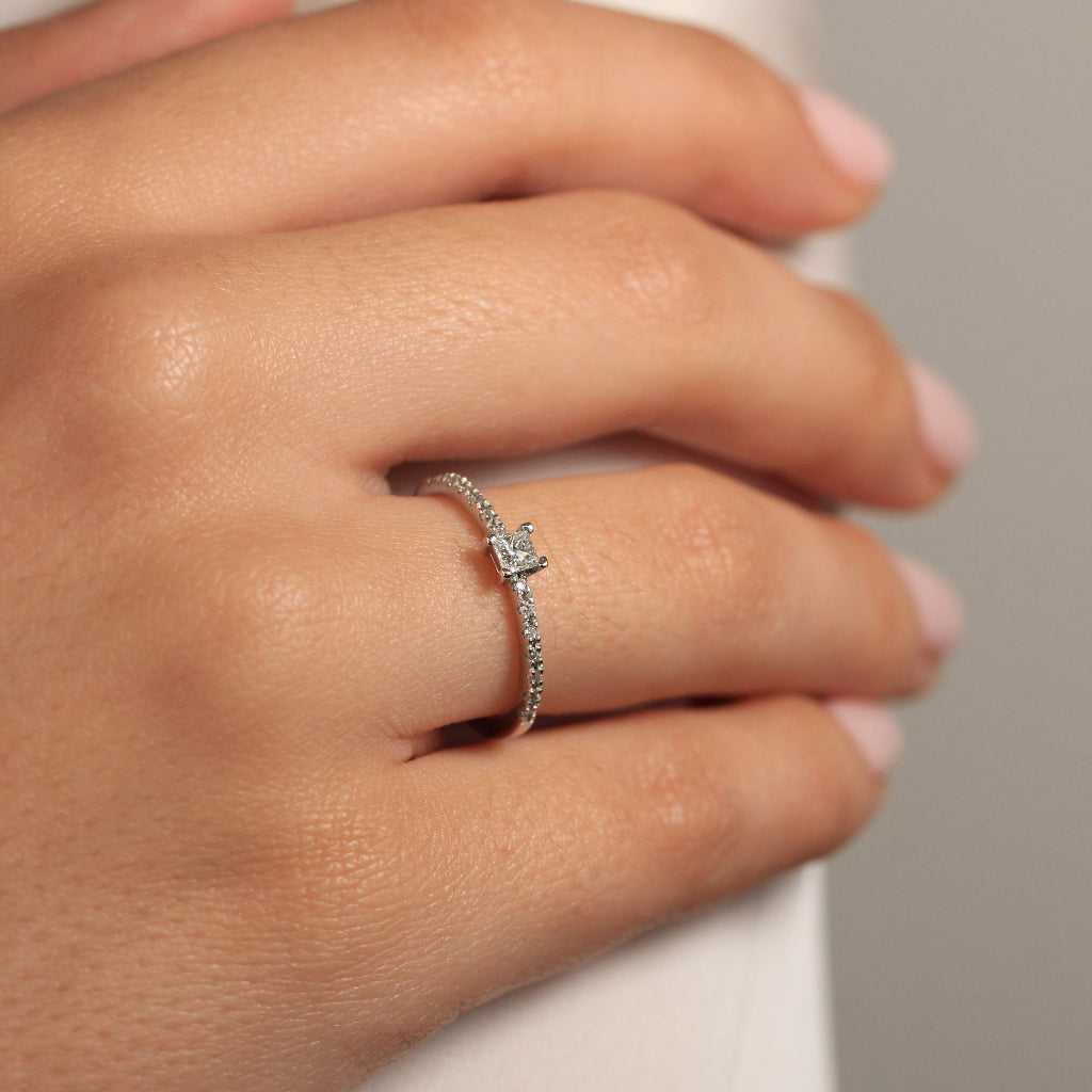 Anillo de compromiso diamante talla princesa