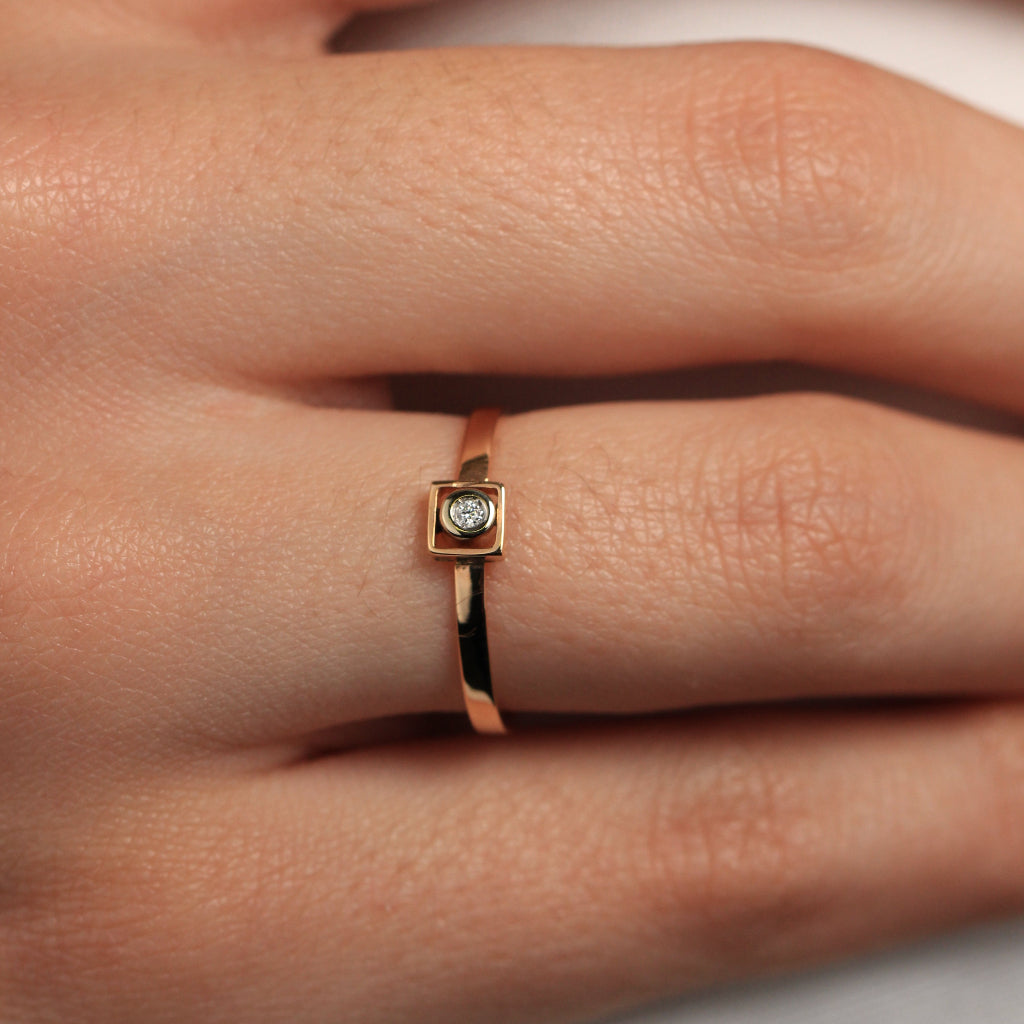 Anillo con cuadrado y círculo con diamante