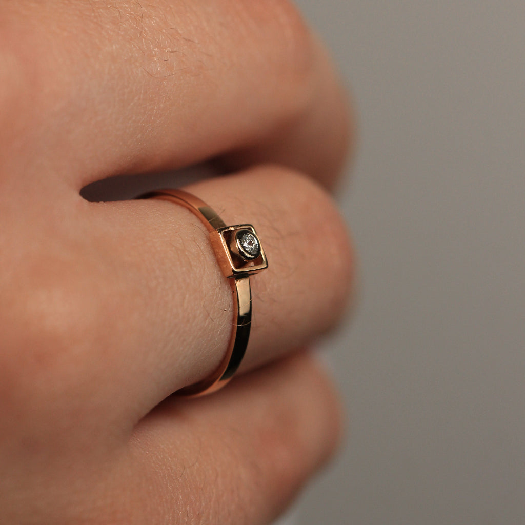 Anillo oro amarillo de 18k con diamante