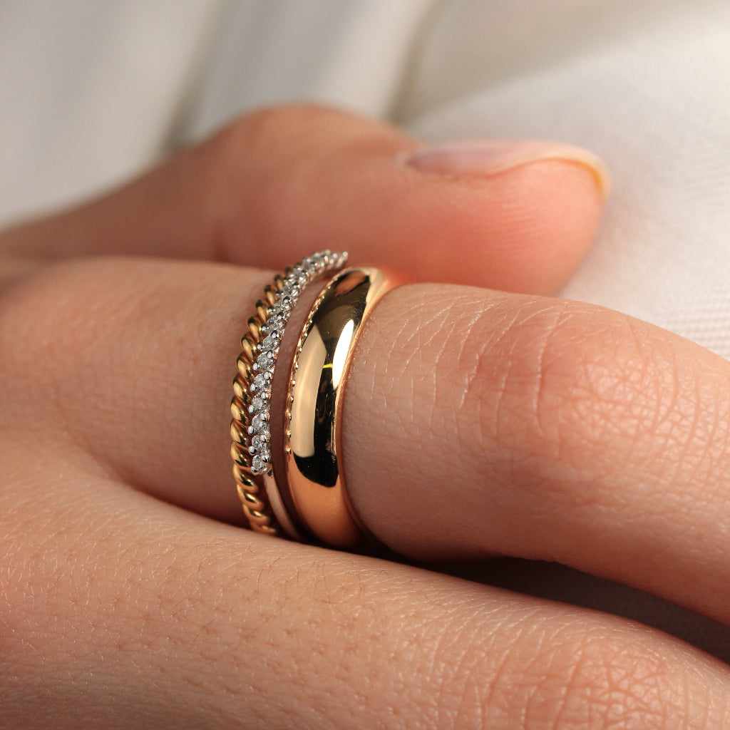 Anillo con tres bandas de oro rosa y duamantes