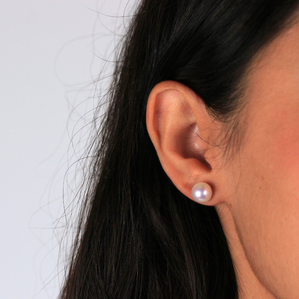 Pendientes de perla Akoya con pernio y presión en oro amarillo de 18 kt.