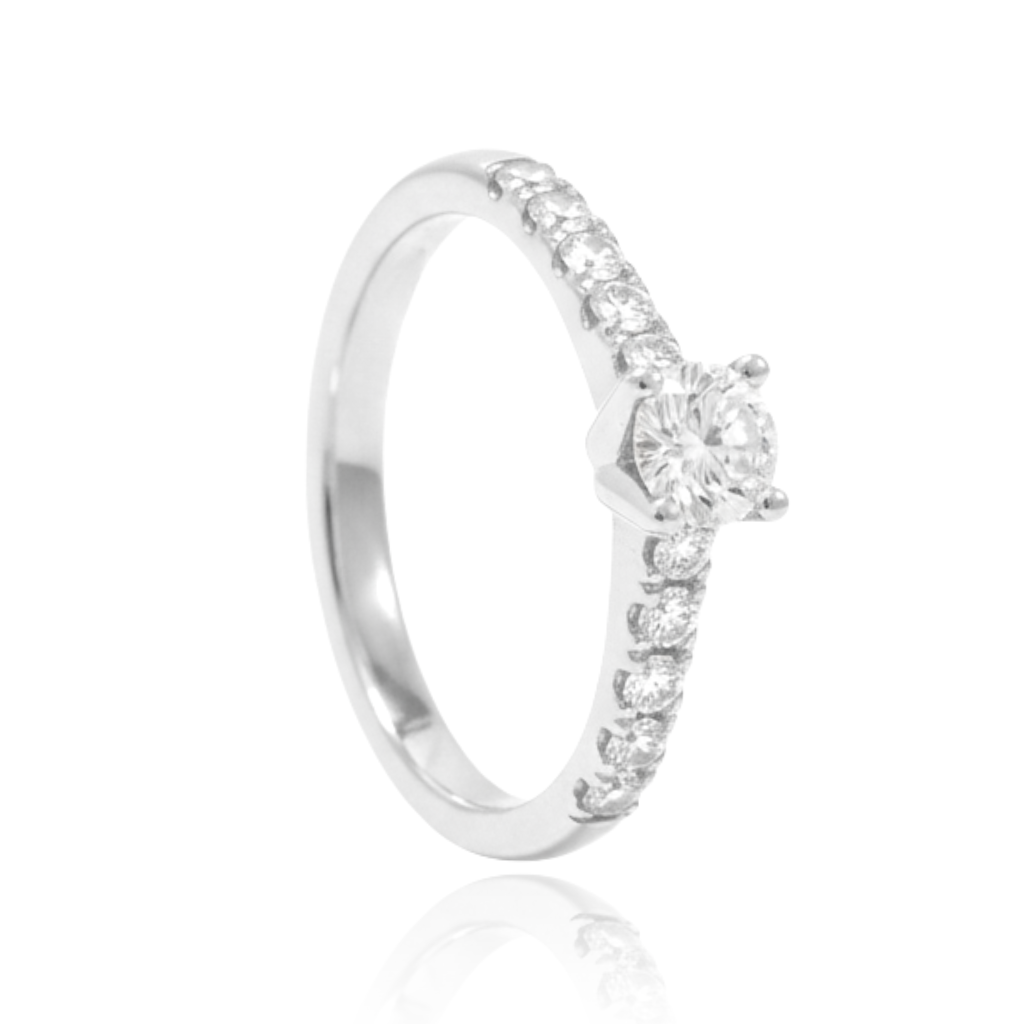 anillo de compromiso en oro blanco de 18 quilates con diamante en los laterales