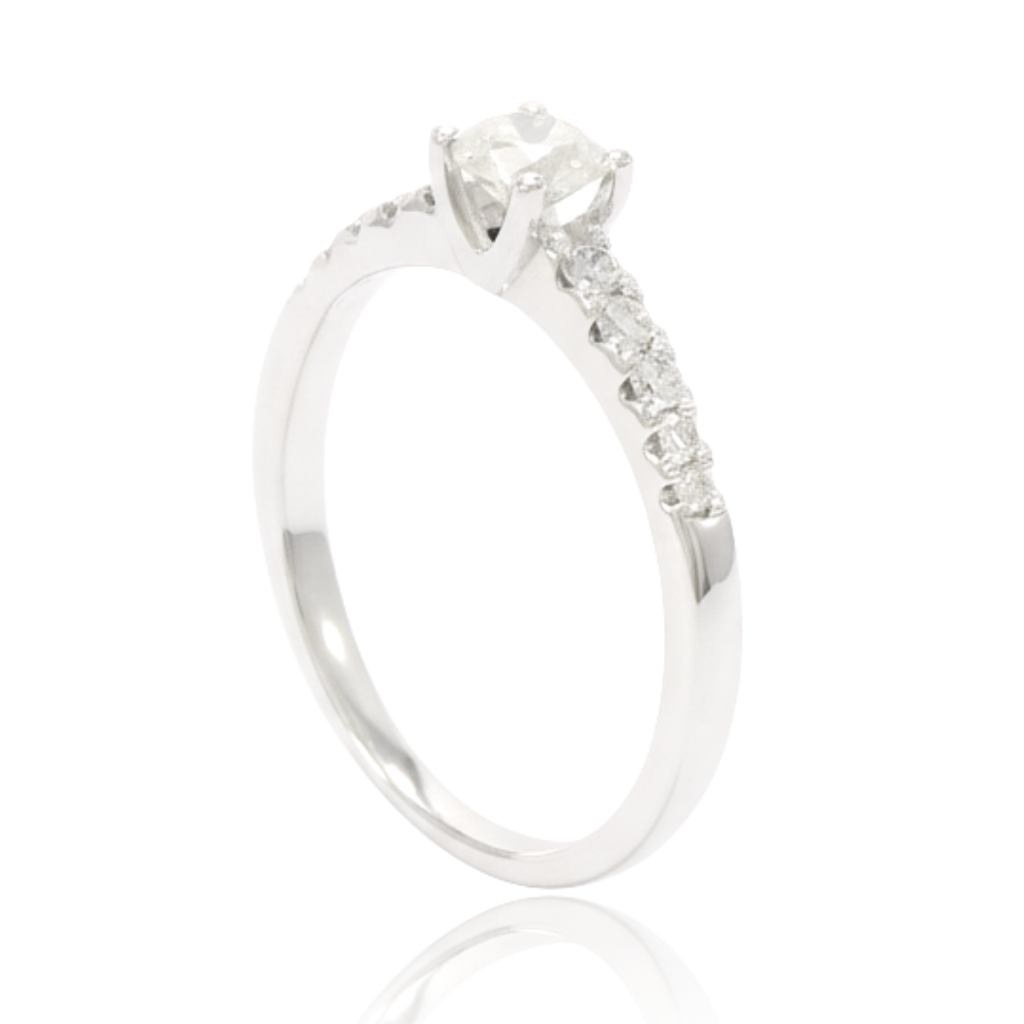 anillo compromiso oro blanco de 18 quilates con un diamante central y diamantes en los laterales