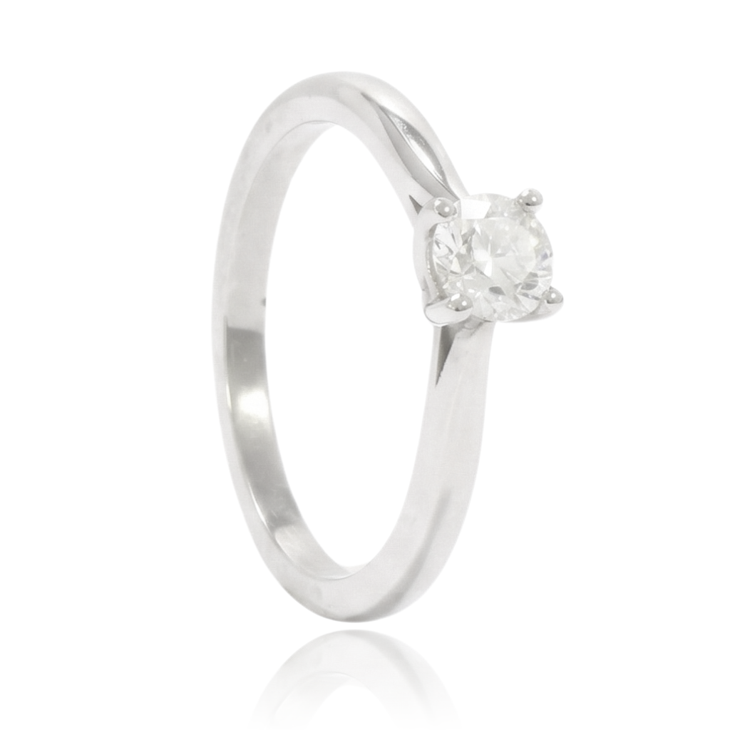 anillo compromiso platino con un diamante solitario en cuatro garras