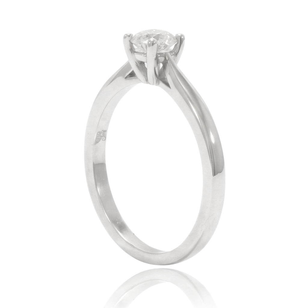 anillo compromiso platino con diamante solitario en cuatro garras
