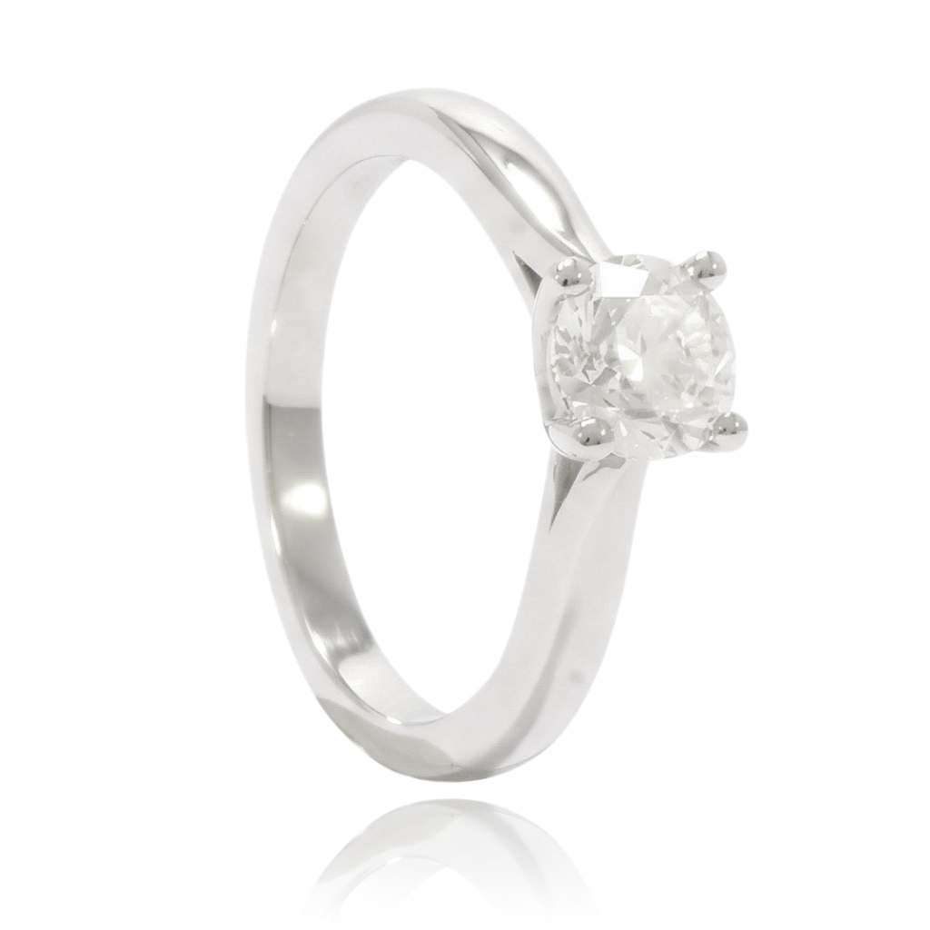 anillo compromiso platino con un diamante solitario en cuatro garras