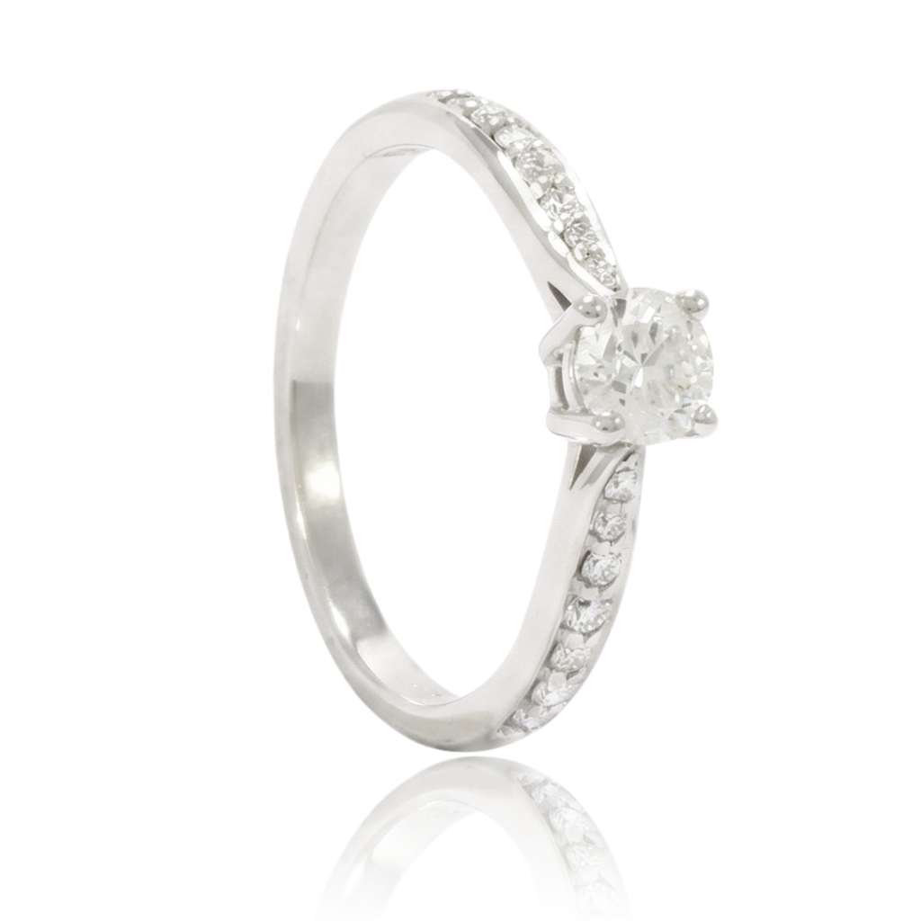anillo compromiso platino 960 con un diamante central y diamantes en los laterales