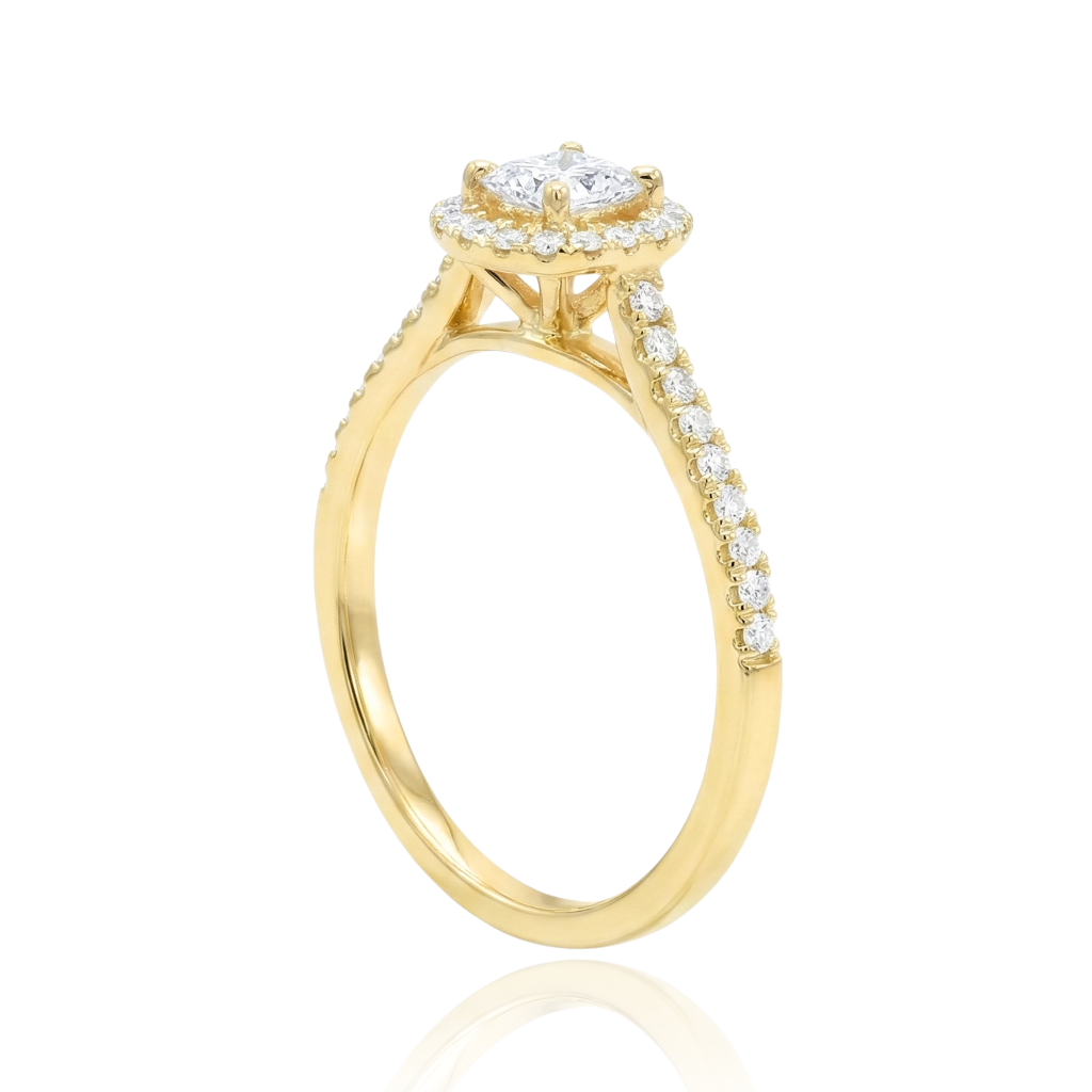 anillo de compromiso en oro amarillo con diamante central, orla de diamantes y diamantes en los laterales