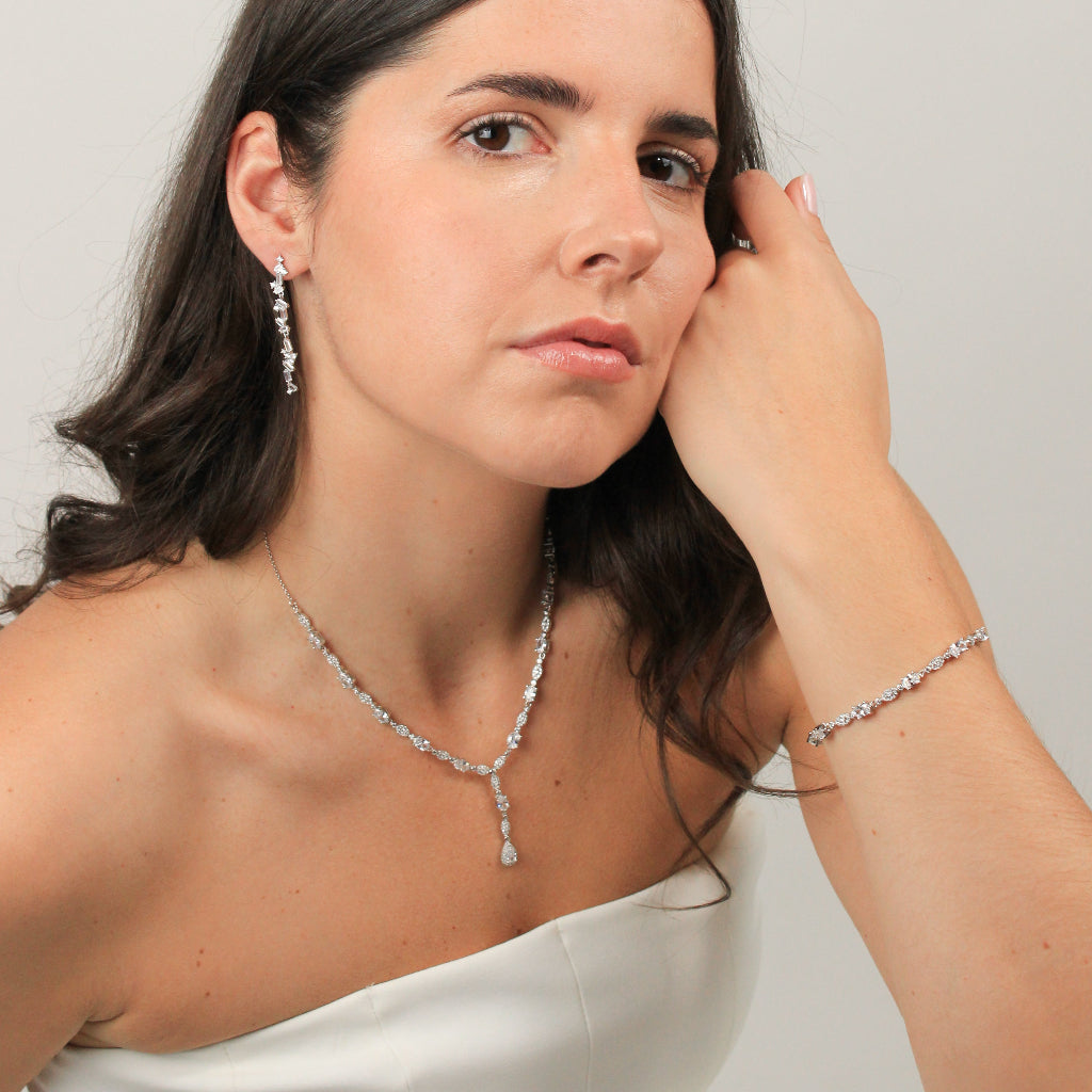 collar estilo corbata realizado en plata de primera ley con circonitas para novia e invitada