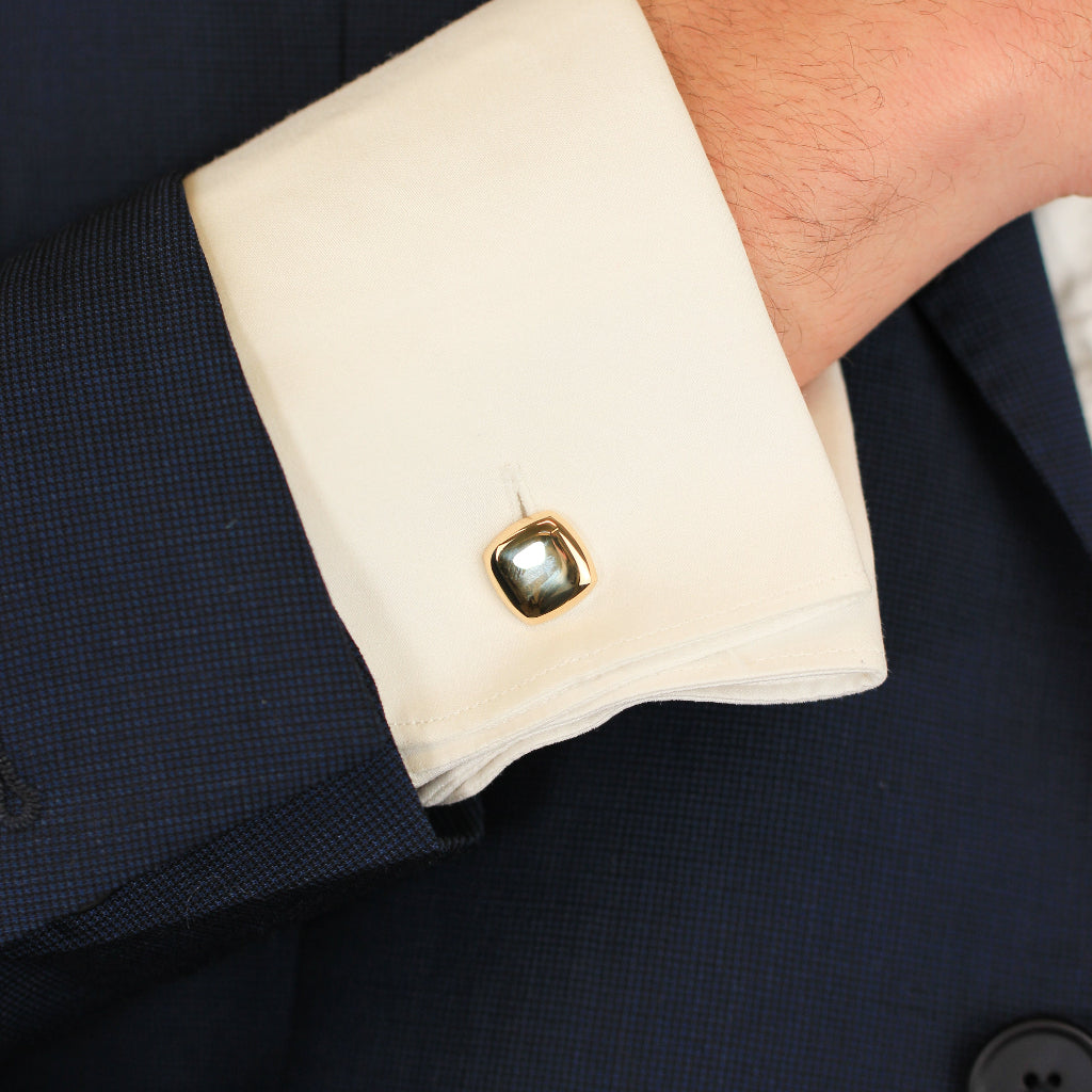 Gemelos cuadrados de oro amarillo de 18 quilates en puño de camisa.