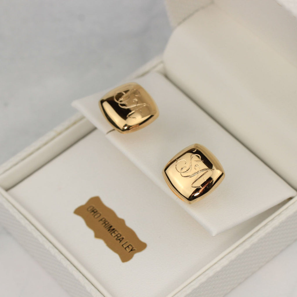 Gemelos grabados para camisa realizados en oro amarillo de 18 quilates en caja.