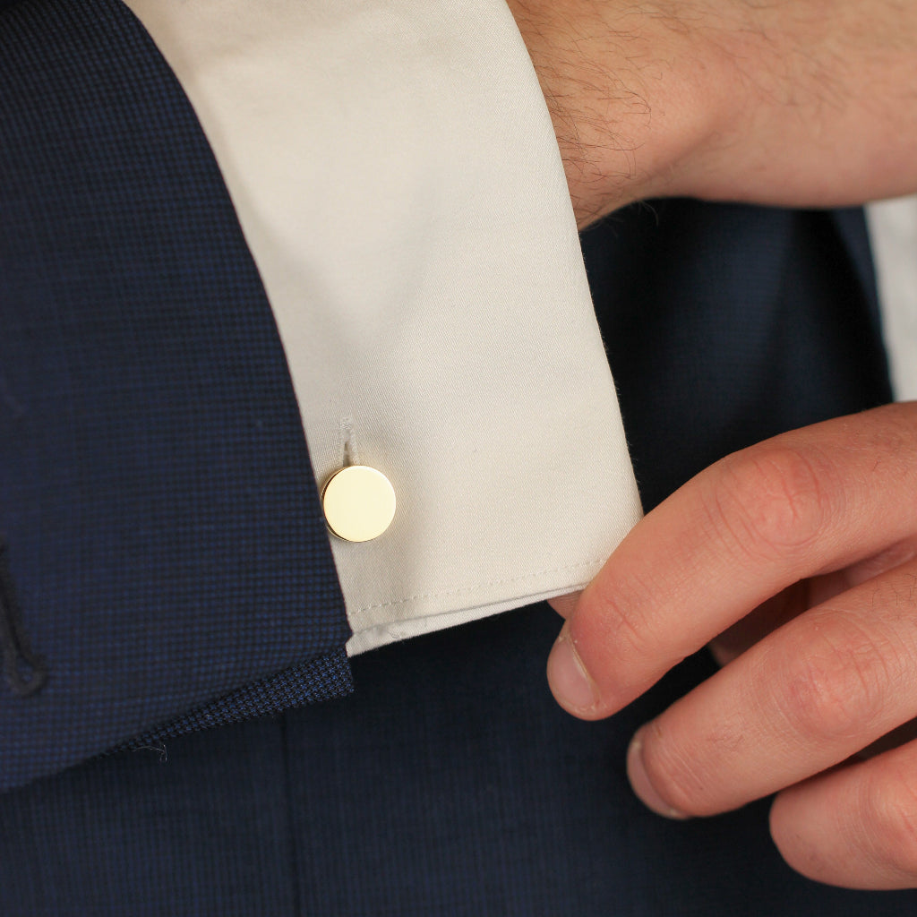 Gemelos circulares planos de oro amarillo de 18 quilates en puño de camisa.