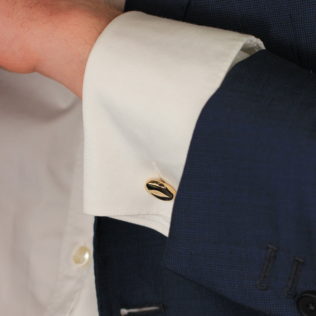Gemelos ovalados de oro amarillo de 18 quilates en puño de camisa.