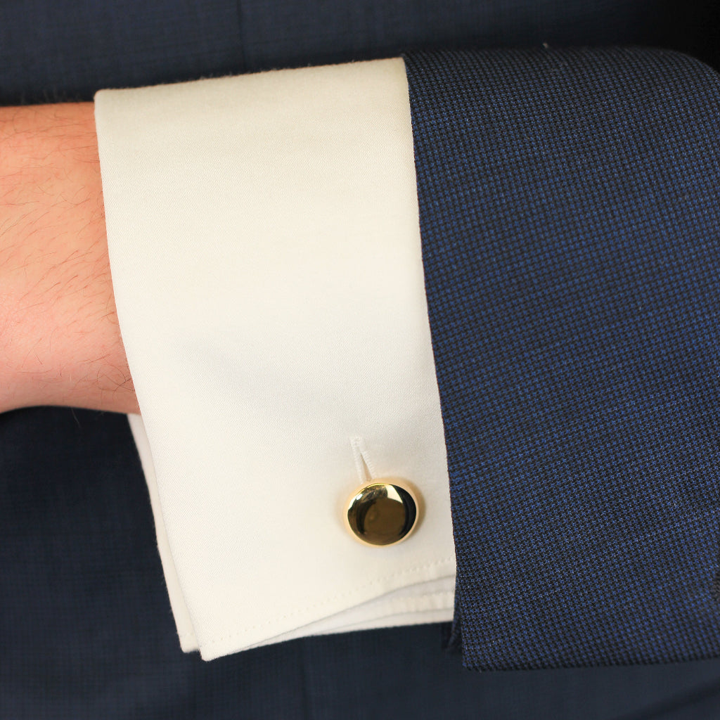 Gemelos redondos planos de oro amarillo de 18 quilates en puño de camisa.