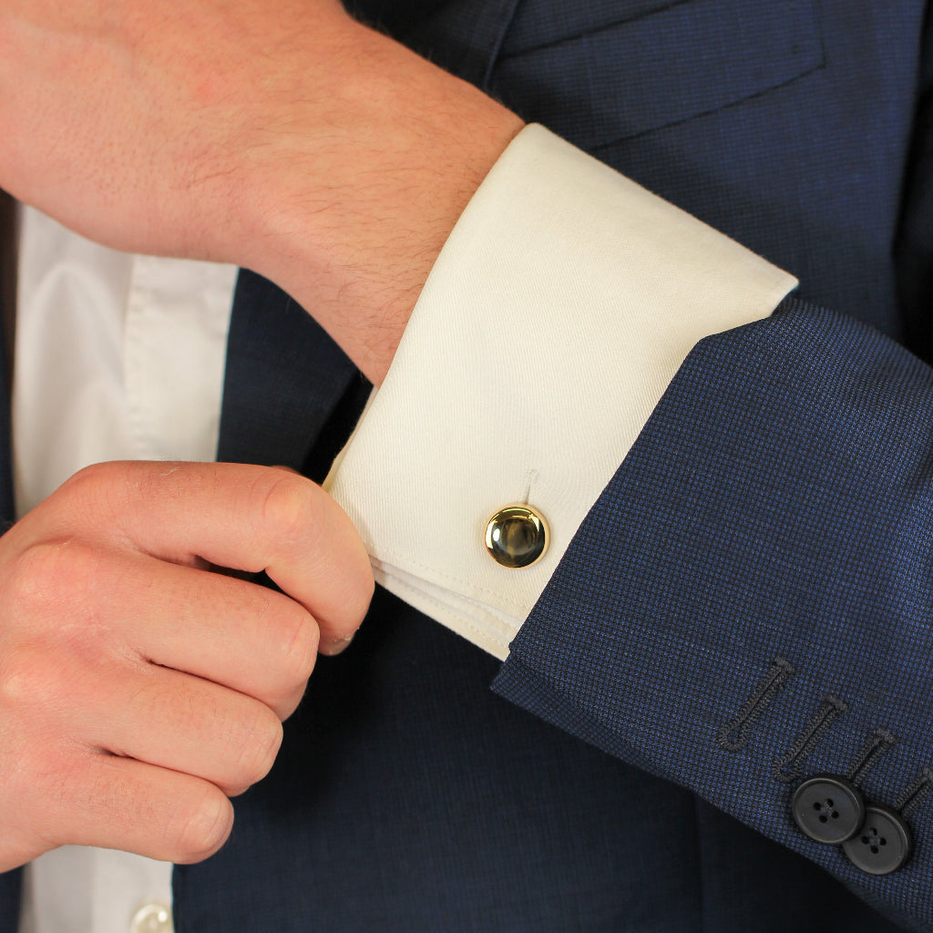 Gemelos redondos planos de oro amarillo de 18 quilates en puño de camisa.