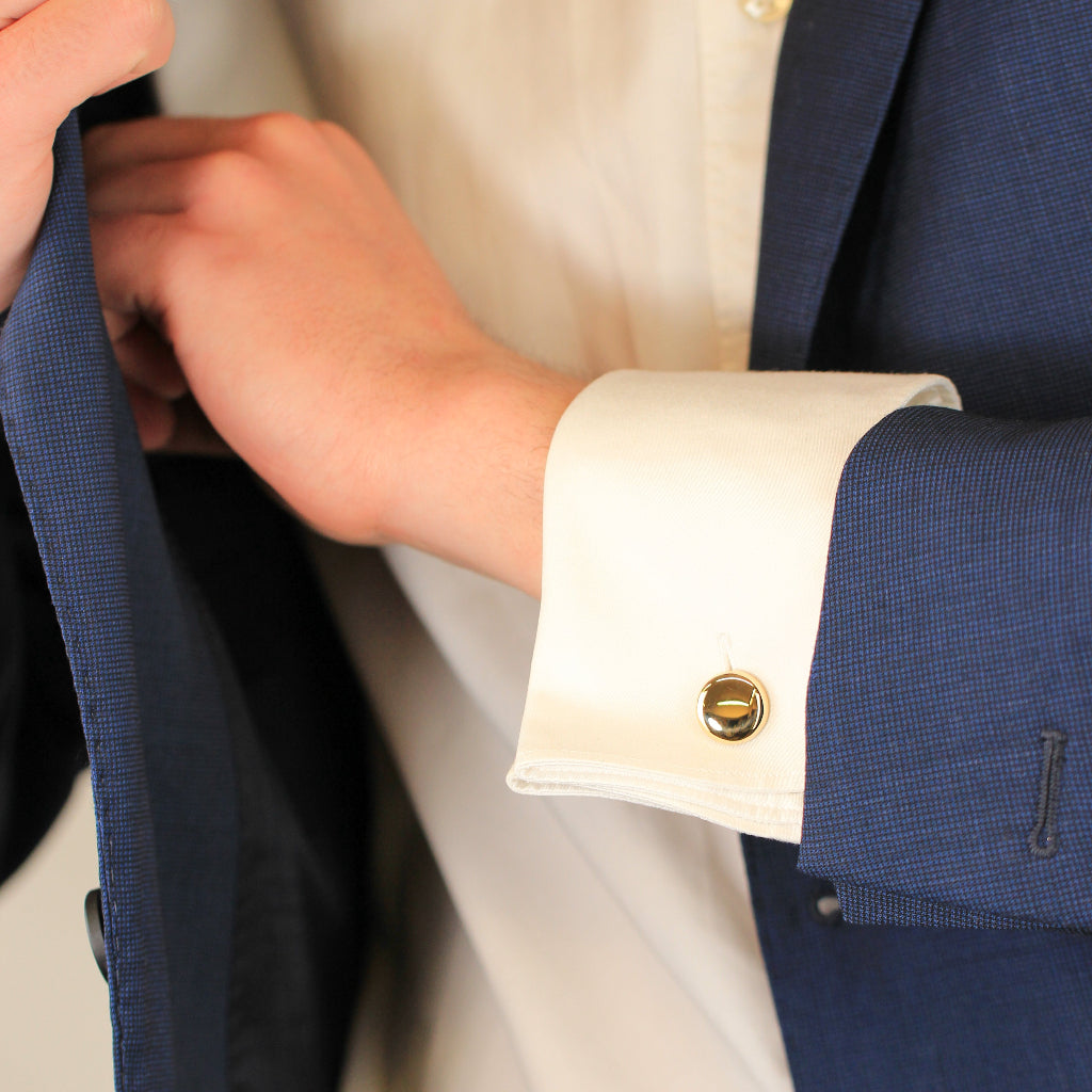 Gemelos redondos planos de oro amarillo de 18 quilates en puño de camisa.