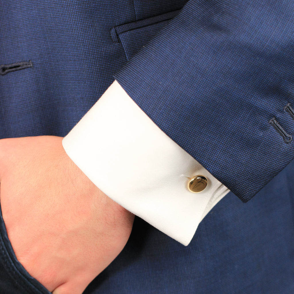 Gemelos redondos planos de oro amarillo de 18 quilates en puño de camisa.