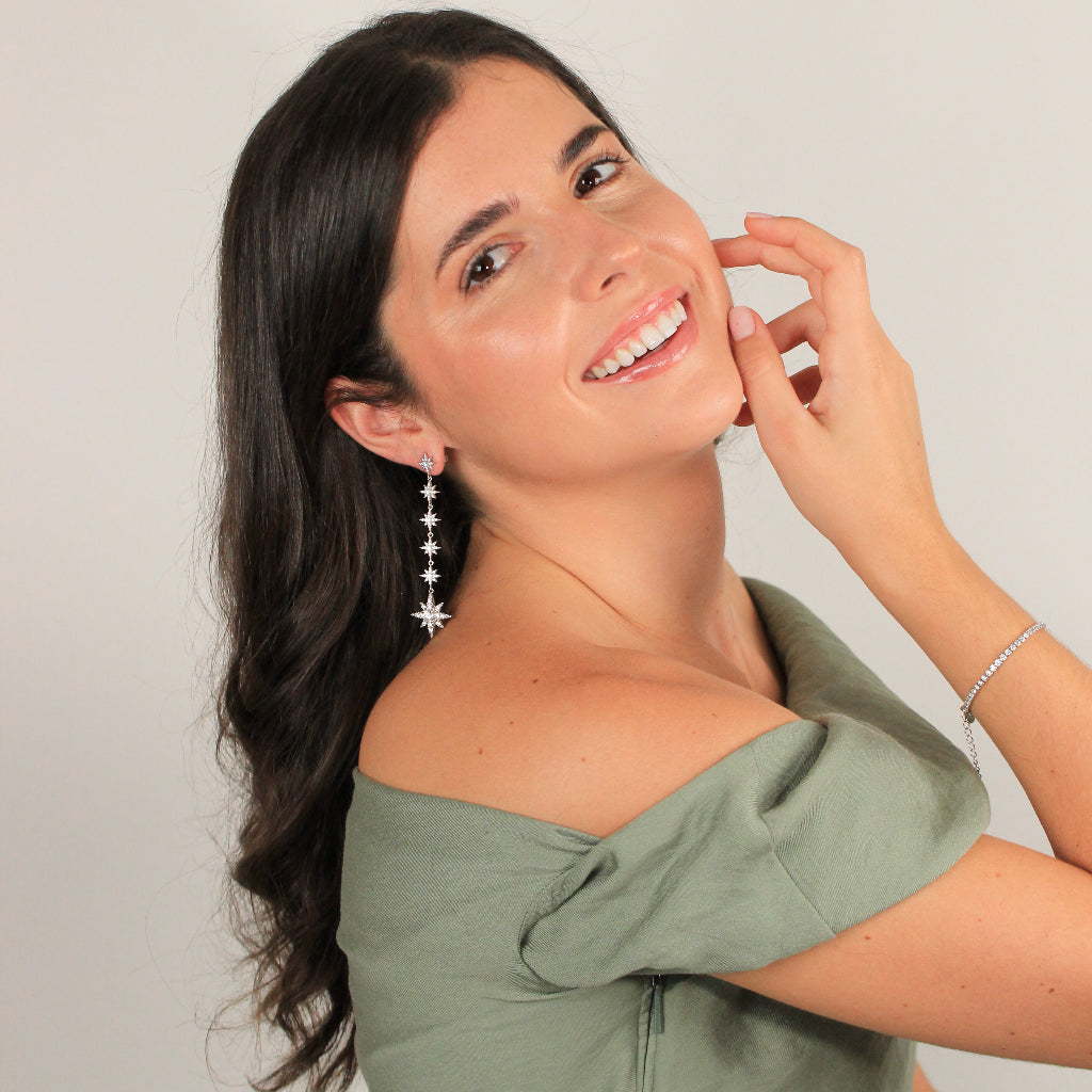 Pendientes largos de estrellas en plata de primera ley y circonitas