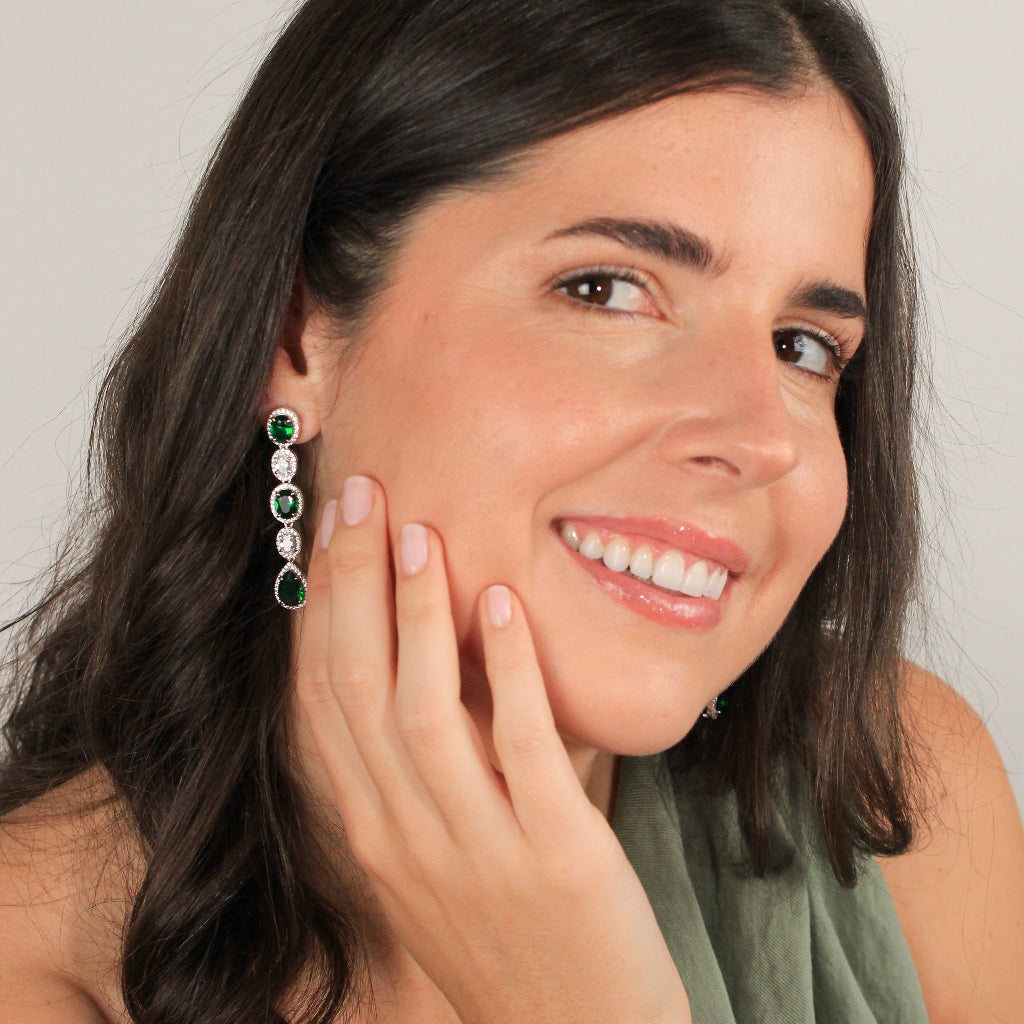 Pendientes de invitada verdes en plata de primera ley con circonitas