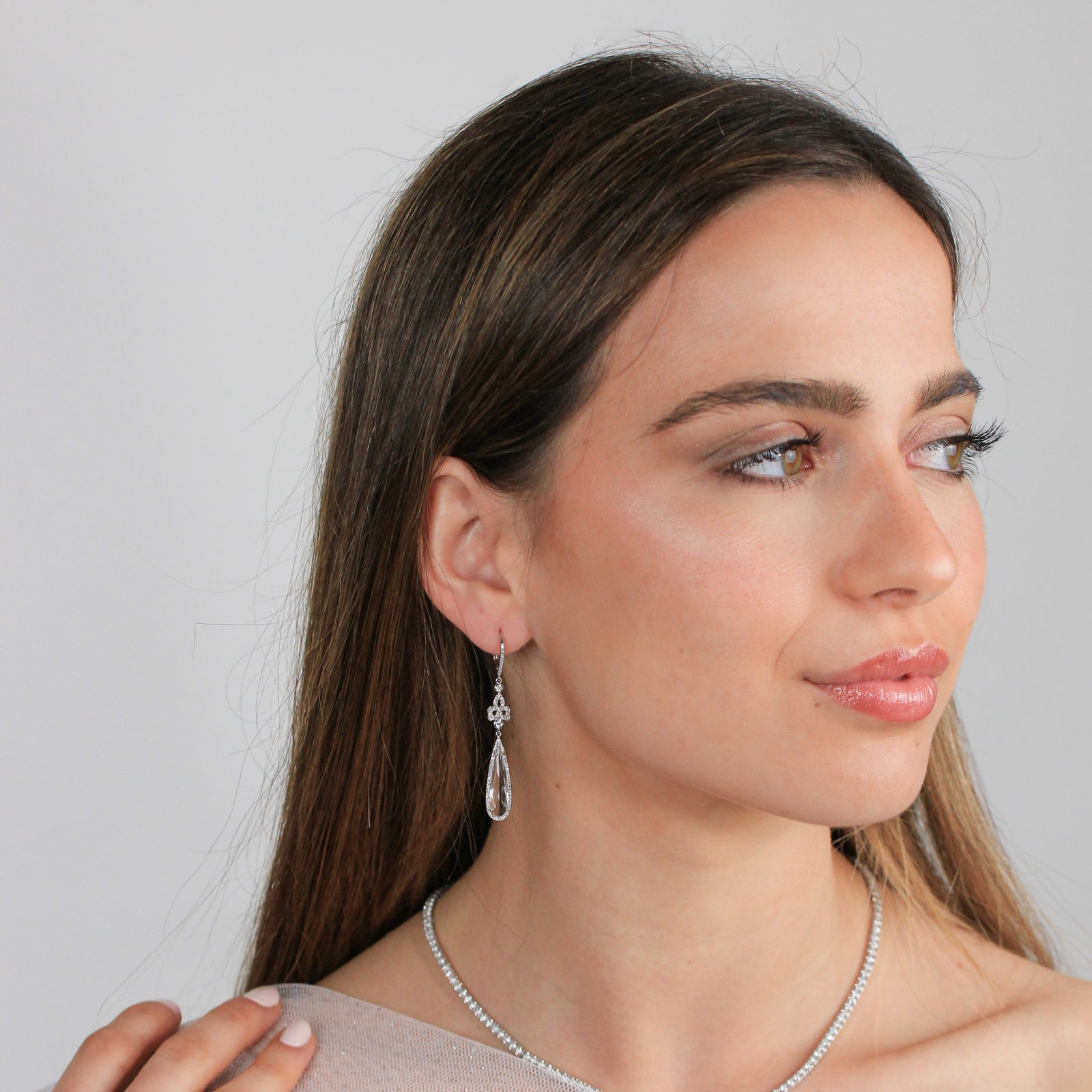 Pendientes de novia realizados en oro blanco de 18k con diamantes y topacios blancos facetados
