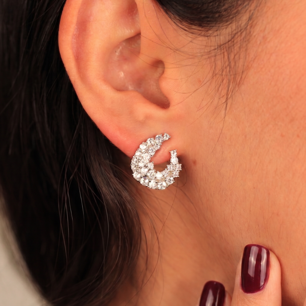 Pendientes de novia realizados en plata de primera ley con circonitas incoloras.