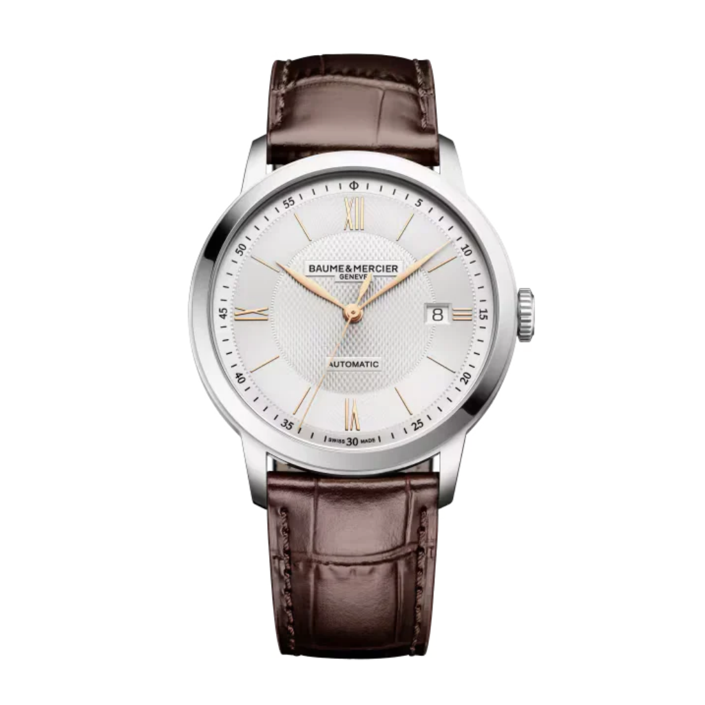 Reloj Baume &; Mercier Classima 10874 Automático con caja de 40 mm, esfera blanca plateada y fecha situada a las 3, con correa de piel. Disponible en BIJOYA, distribuidor oficial de Baume &; Mercier en Pamplona.