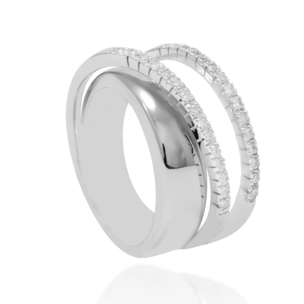Sortija en oro blanco de 18 quilates, con dos bandas de 15 diamantes talla brillante cada una engarzados en garras. Joyería Pamplona.