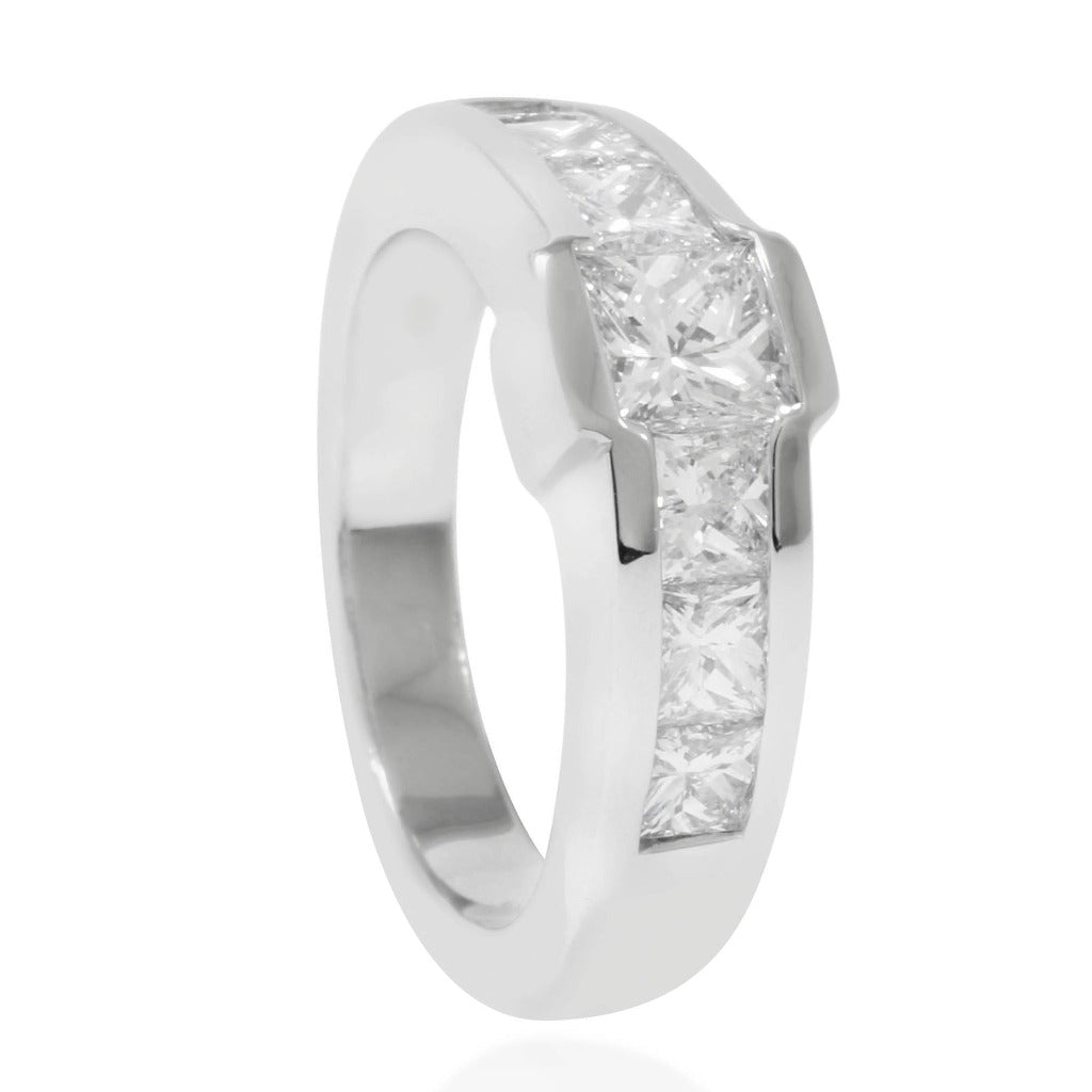 Sortija en oro blanco de 18 quilates con diamante central y carril de diamantes. Sortija de compromiso. Joyería Pamplona.