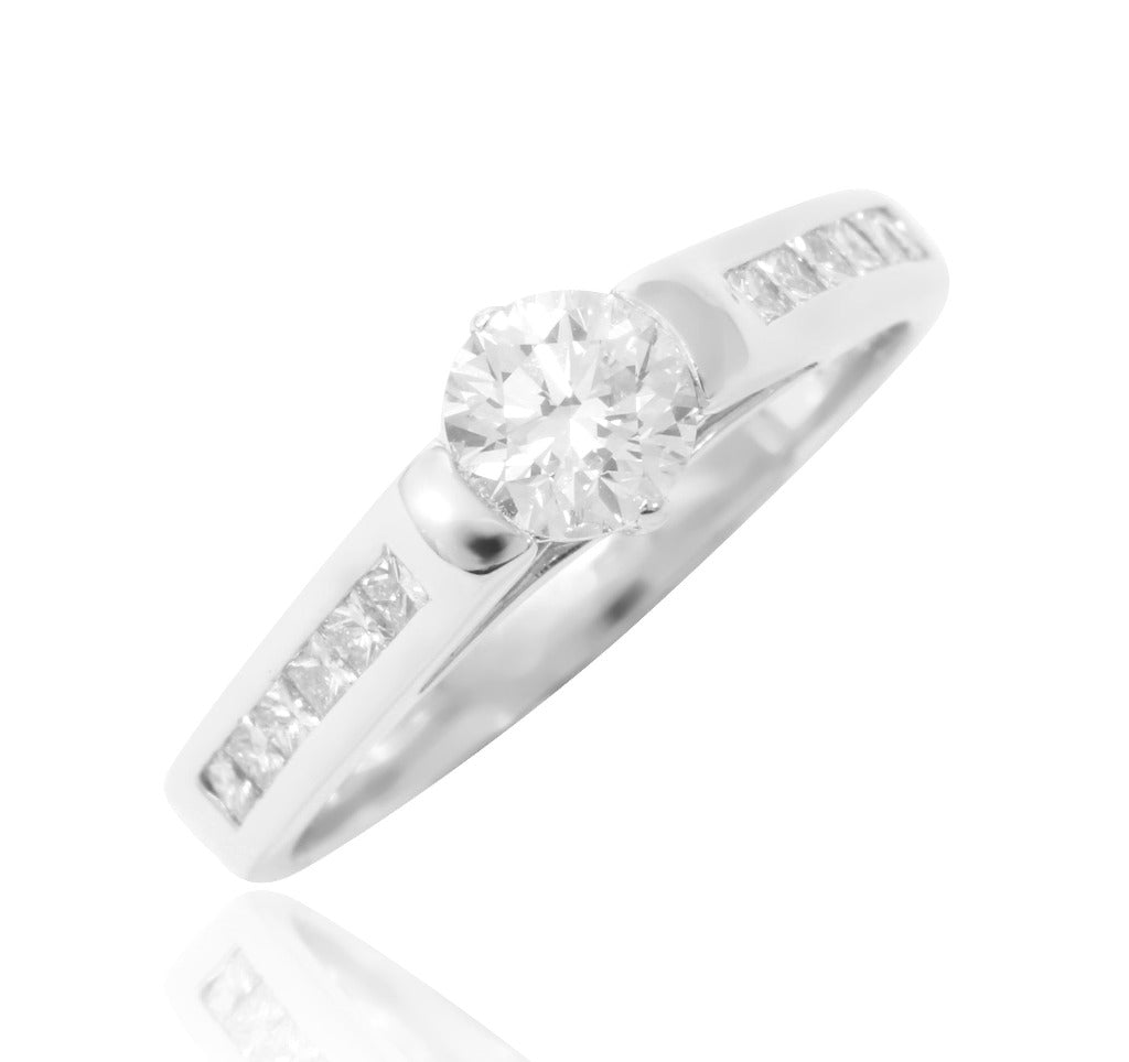 anillo de oro blanco 18kt y diamantes Pamplona