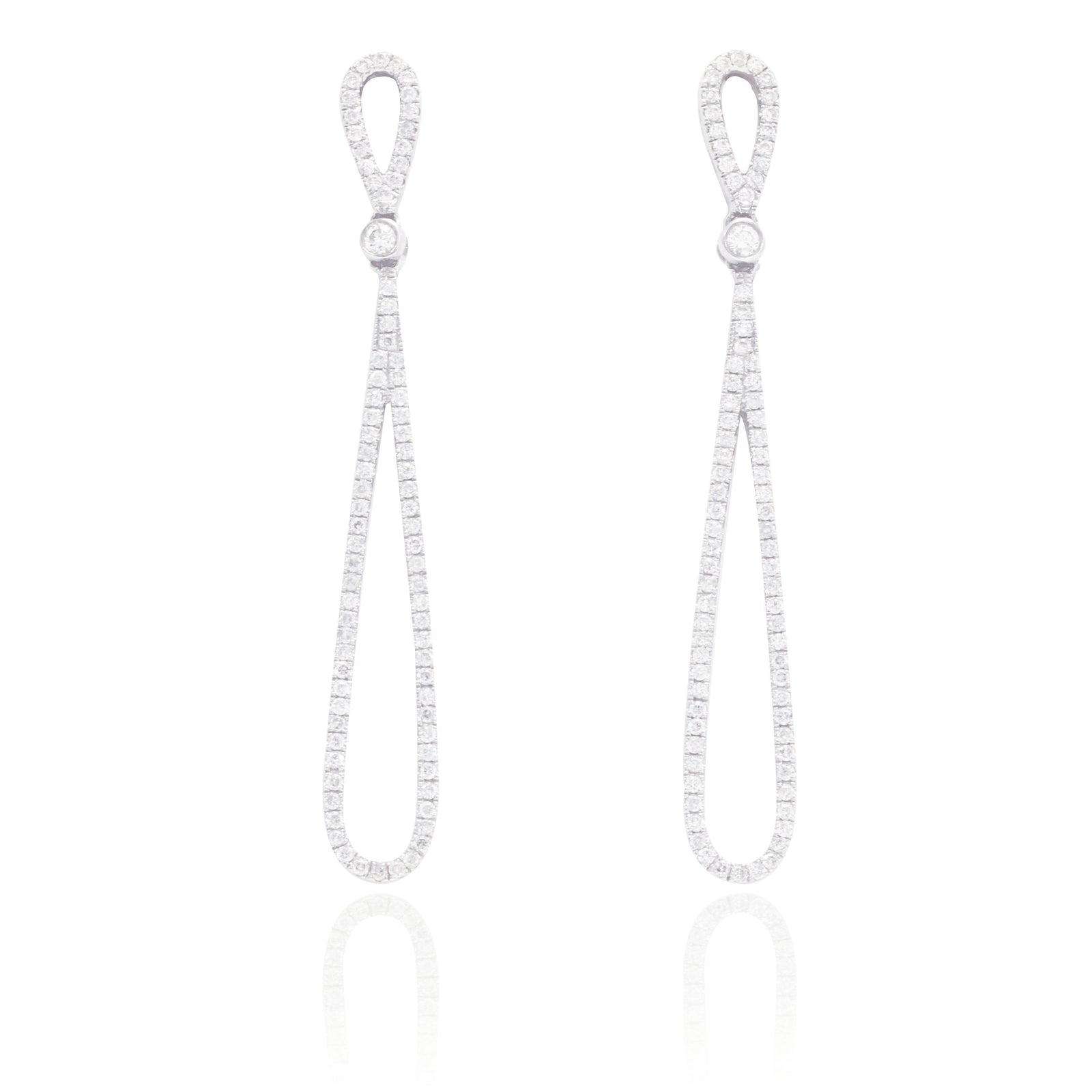 Pendientes largos de oro blanco y de 18 quilates con diamantes talla brillante. Pendientes de novia. Joyería Pamplona.