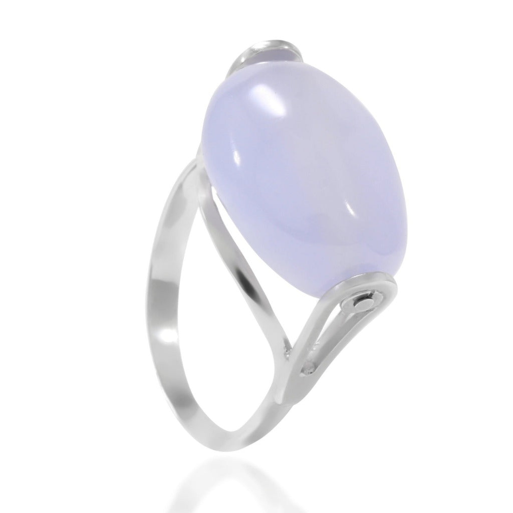 Sortija en oro blanco de 18 quilates con calcedonia oval. Joyería Pamplona.