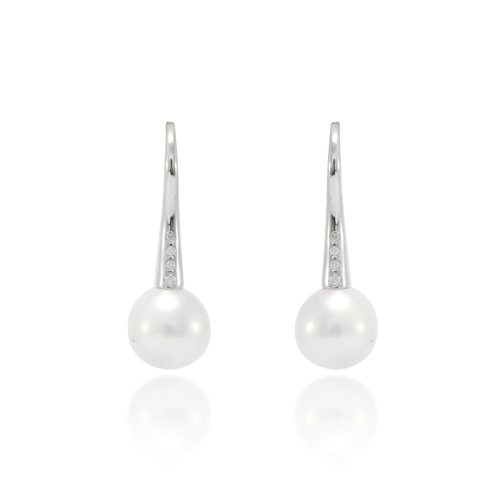 Pendientes Rosa Clará de oro blanco de 18 quilates con un total de ocho diamantes talla brillante y dos perlas australianas. Joyería Pamplona