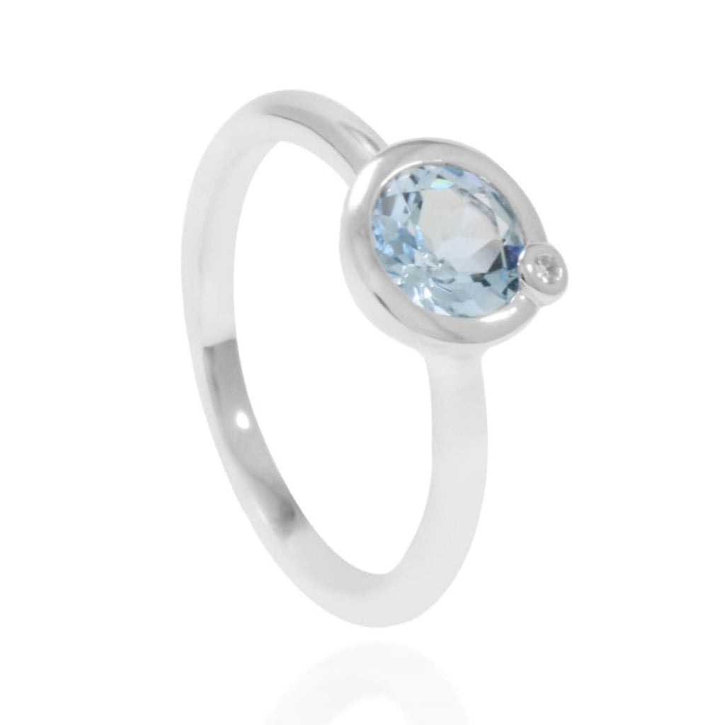 Sortija en oro blanco de 18 quilates con un cuarzo azul y un diamante. Joyería Pamplona.