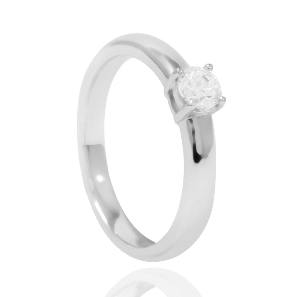 Sortija en oro blanco de 18 quilates con un diamante solitario. Sortija de compromiso. Joyería Pamplona.