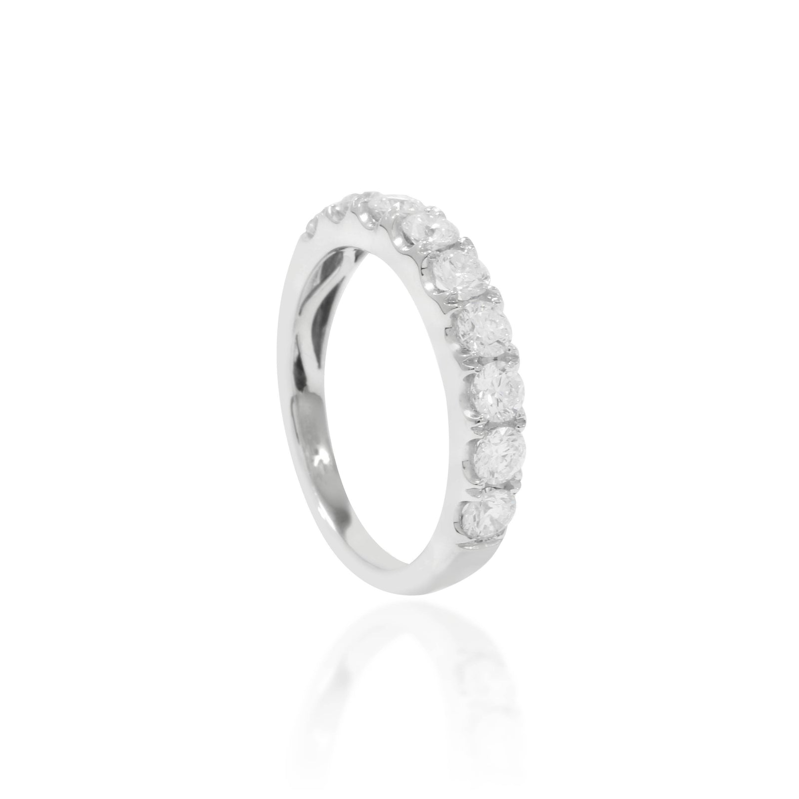 Sortija media alianza en oro blanco de 18 quilates, con 9 diamantes talla brillante engarzados individualmente en garras, peso total 1,08 cts.