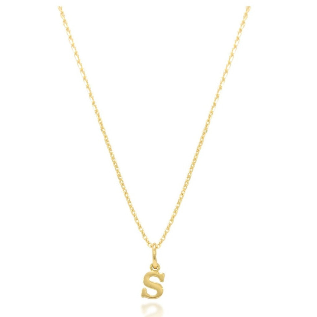Gargantilla en oro amarillo de 18 quilates con una inicial lisa como motivo. Joyería Pamplona.