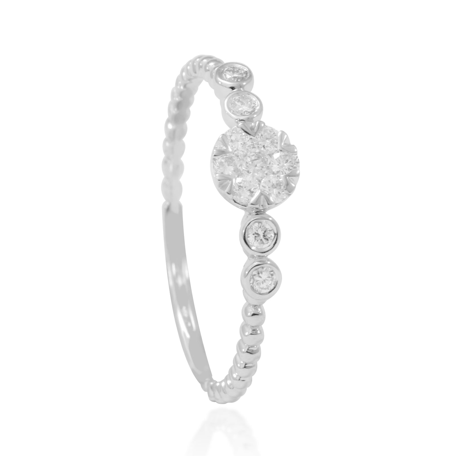 Sortija en oro blanco de 18 quilates con diamantes. Joyería Pamplona.
