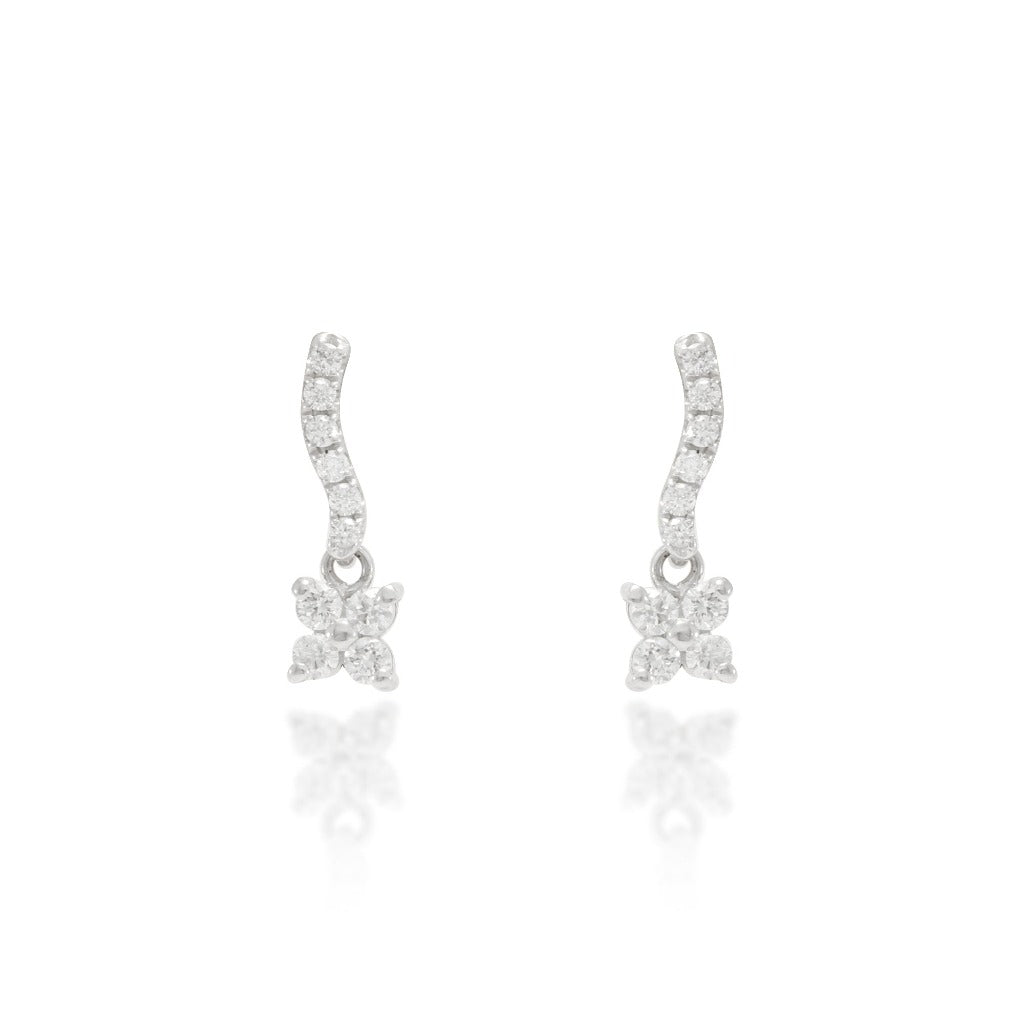 Pendientes de oro blanco de 18 quilates con un motivo principal en forma de flor con 20 diamantes talla brillante de un peso total de 0,56 cts. Colección MONTREY, la marca de la casa.