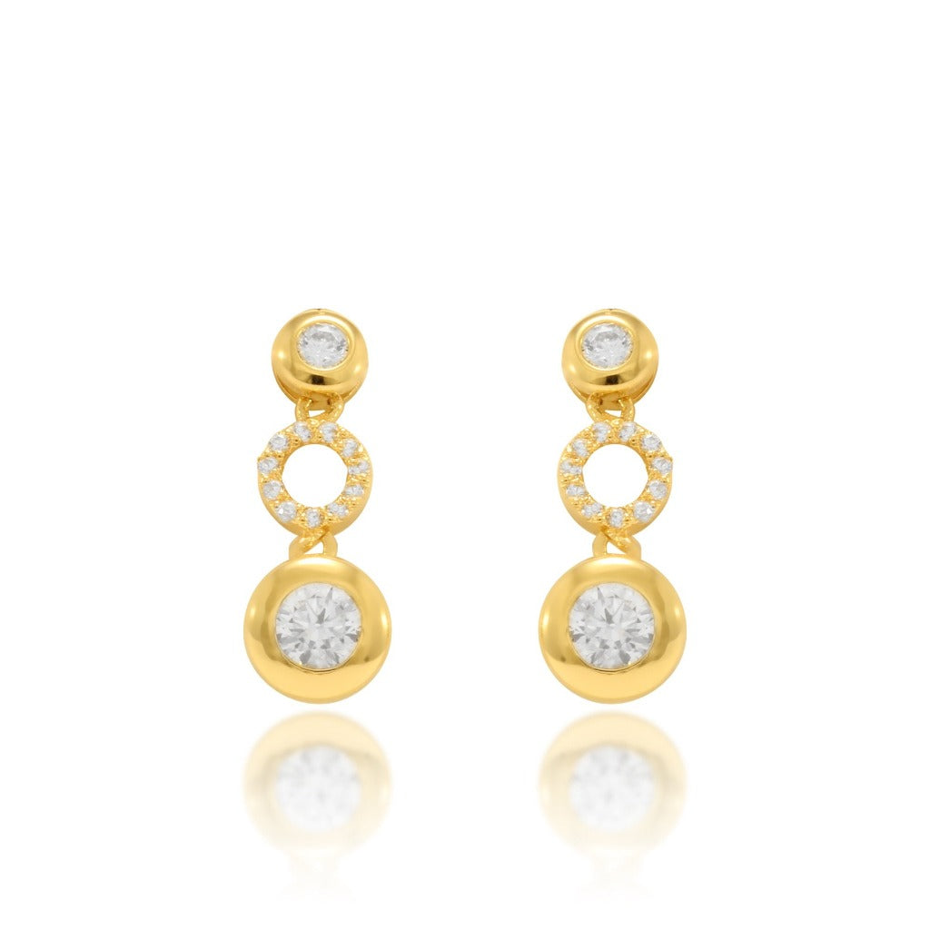 Pendientes de oro amarillo 18 quilates compuestos por dos chatones de circonita y un motivo circular cuajado de circonitas en cada pendiente. Colección MONTREY, la marca de la casa.