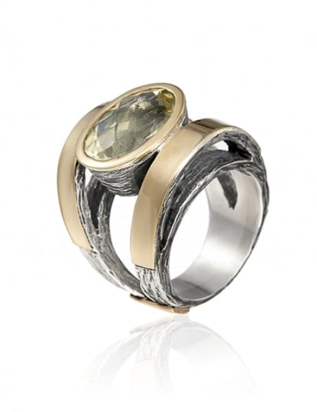 Colección Gabriela Styliano. Anillo realizado en plata de primera ley (925) y oro 9 de quilates y cuarzo.