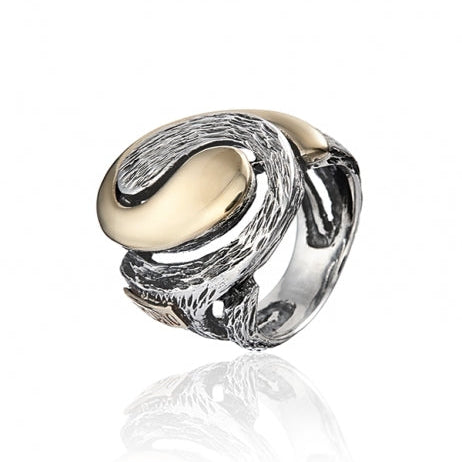 Anillo realizado en plata de primera ley (925) y oro 9 de quilates.