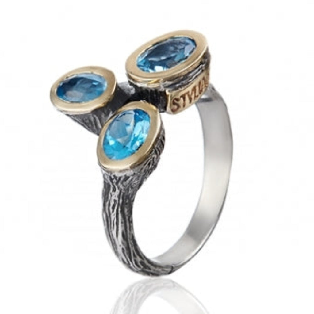 Anillo realizado en plata de primera ley (925) y oro 9 de quilates y topacio azul. Styliano pamplona
