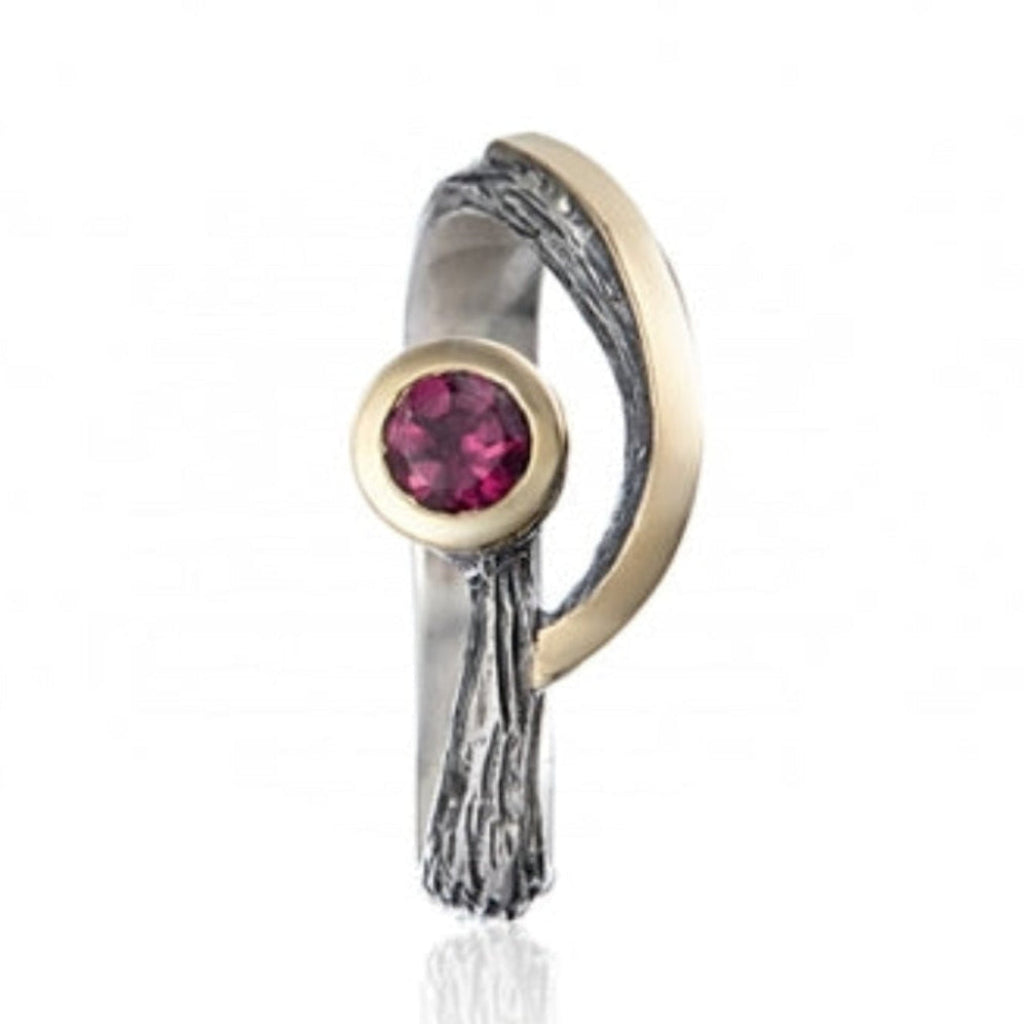 Anillo realizado en plata de primera ley (925) y oro 9 de quilates.