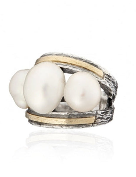 Anillo realizado en plata de primera ley (925) y oro 9 de quilates y tres perlas cultivadas