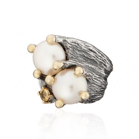 Anillo realizado en plata de primera ley (925) y oro 9 de quilates, perlas y cítrico.